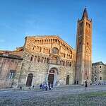 Veduta di Piazza Duomo a Parma con il Duomo romanico, il campanile e il Battistero ottagonale.