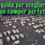 Auto camper in un grande parcheggio con molte roulotte e camper.