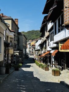 Strada acciottolata con botteghe tradizionali a Veliko Tarnovo, Bulgaria, nel quartiere storico Samovodska Charshia.