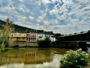 Case colorate e Ponte Coperto sul fiume Osam a Lovech, in Bulgaria, sotto un cielo nuvoloso.