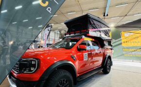Veicolo 4x4 con tenda da tetto nera, ideale per avventure off-road e campeggio. Esposizione al 4×4 F.