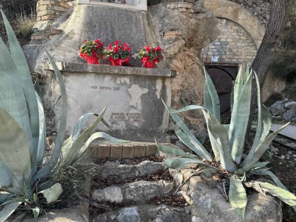 Edicola votiva dedicata a Santa Barbara ricavata nella roccia all'esterno del Bunker Soratte.