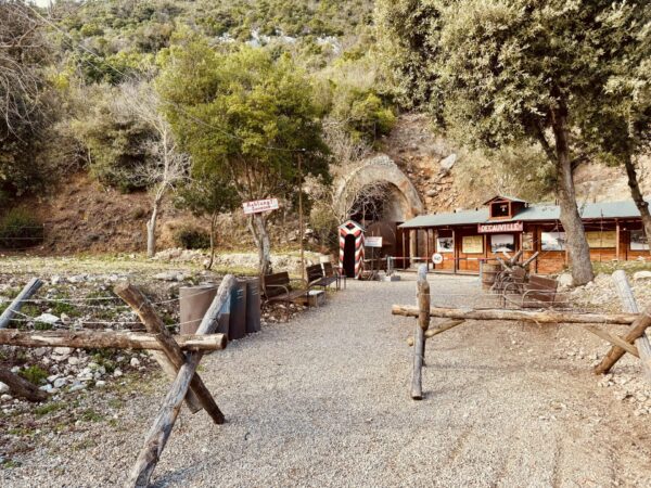 Area di partenza della visita al Bunker Soratte con cartelli "Achtung", barriere anticarro e stazione Decauville.