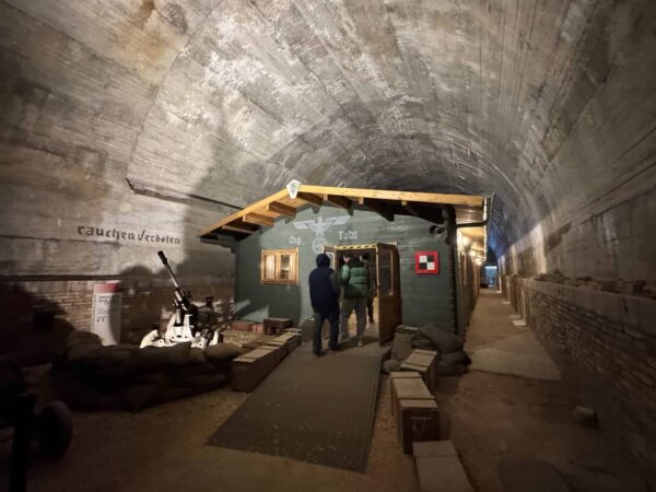 Struttura in legno tipo baracca ricostruita all'interno di una vasta galleria del bunker.
