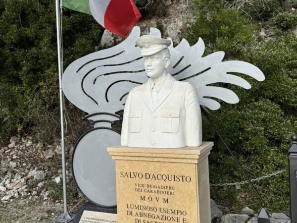 Busto in marmo dedicato a Salvo D'Acquisto con bandiera italiana al Soratte.