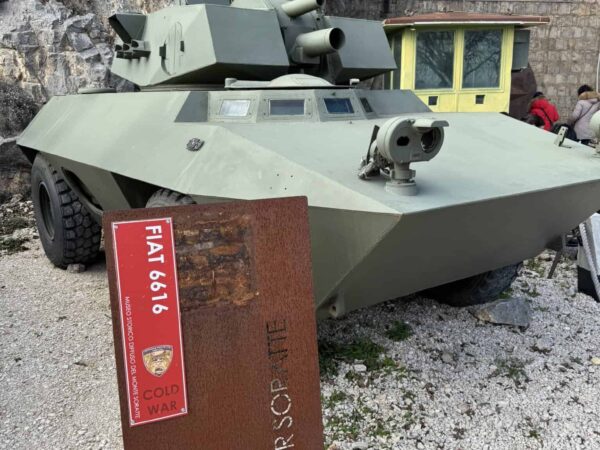 Mezzo corazzato da ricognizione Fiat 6616 esposto nel piazzale del Bunker.