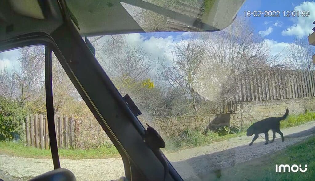 Telecamera IMOU installata in camper che riprende l’esterno con rilevamento movimento