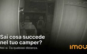 Interno del camper ripreso di notte da una telecamera IMOU con controllo da remoto