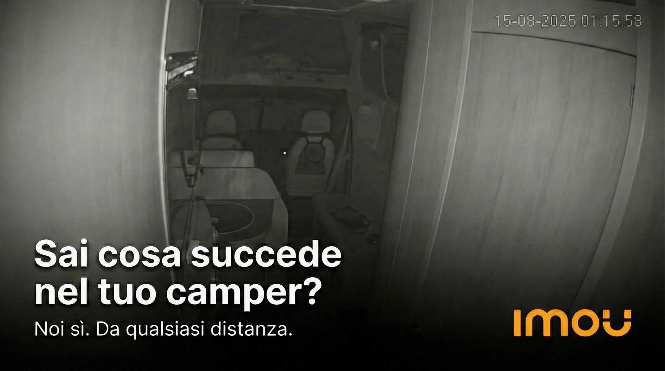 Interno del camper ripreso di notte da una telecamera IMOU con controllo da remoto