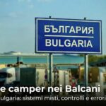 Cartello stradale di confine Bulgaria con riferimento a vignette e pedaggi per camper nei Balcani