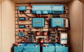 Impianto elettrico per camper con batterie al litio Victron Energy, inverter, MPPT e DC-DC montati su pannello dedicato