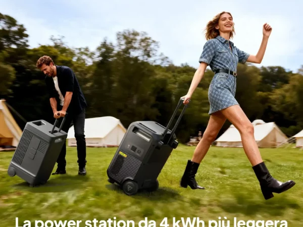 Donna felice con caricabatterie portatile Bluetti Elite 400 in esterno.