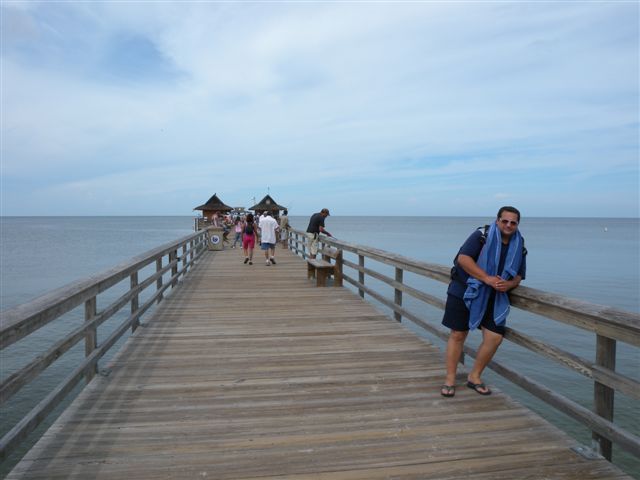 Passeggiata sul pontile in legno con vista mare e strutture in stile tradizionale.