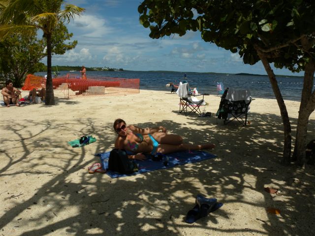 Spiaggia di Carruca Dormitoria con persone che si rilassano al mare.