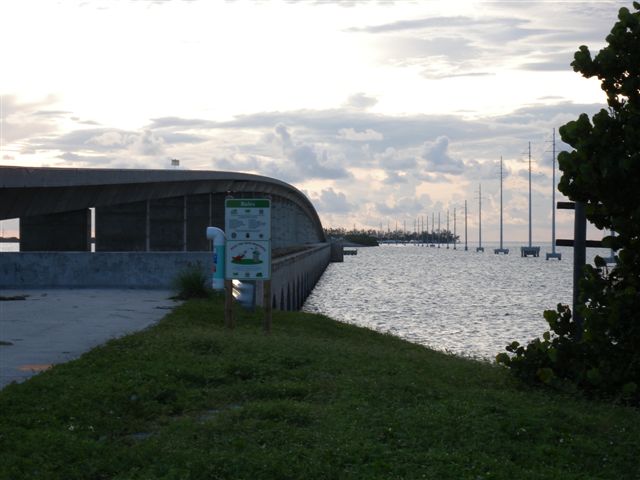 Carruca Dormitoria con vista sul mare e barche all'orizzonte.