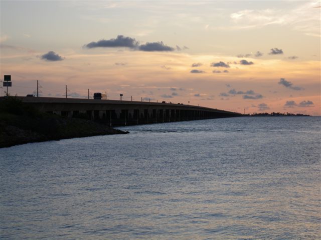 Vista della carruca dormitoria al tramonto con cielo nuvoloso.