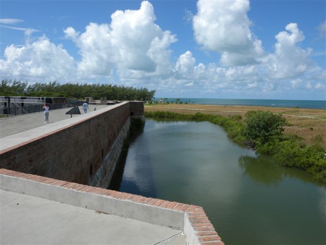Vista panoramica di Carruca Dormitoria con mare e cielo nuvoloso.
