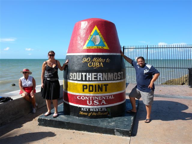 Punto di confine tra USA e Cuba con monumento e turisti.