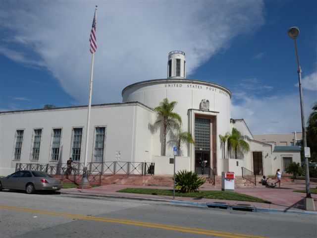 Edificio storico postale con architettura classica e bandiera americana.