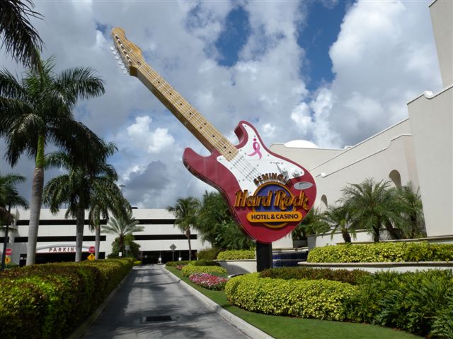 Gigantesca chitarra rossa all'esterno del Hard Rock Hotel & Casino.
