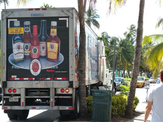 Camion pubblicitario con bottiglie di salse e condimenti per ristoranti.