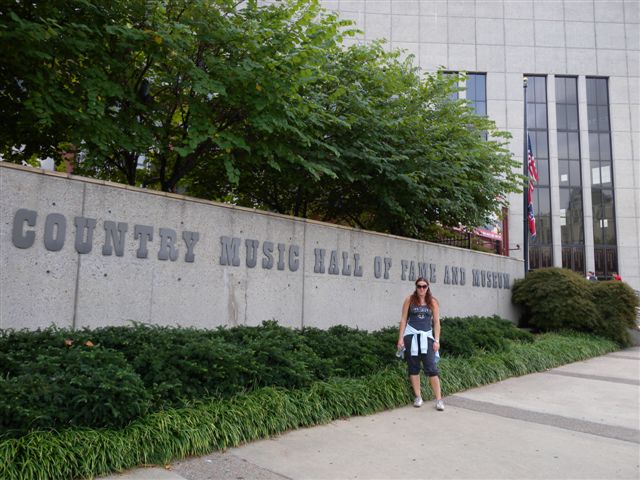 Donna davanti al Country Music Hall of Fame e Museo a Nashville, Tennessee.