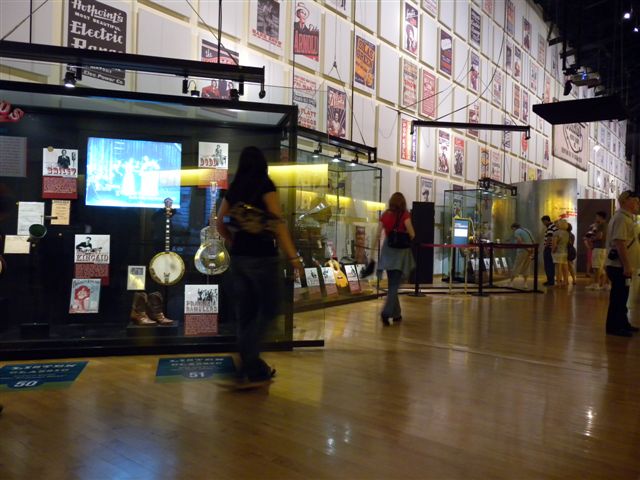 Esposizione di libri e oggetti storici in una mostra culturale.