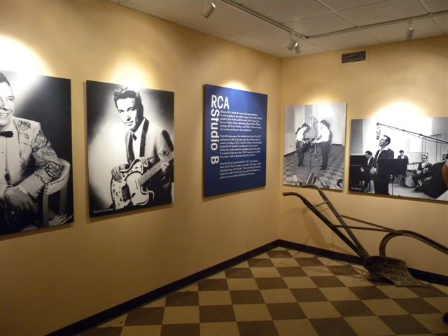 Mostra fotografica con ritratti storici e informazioni sulla RCA Studio B.