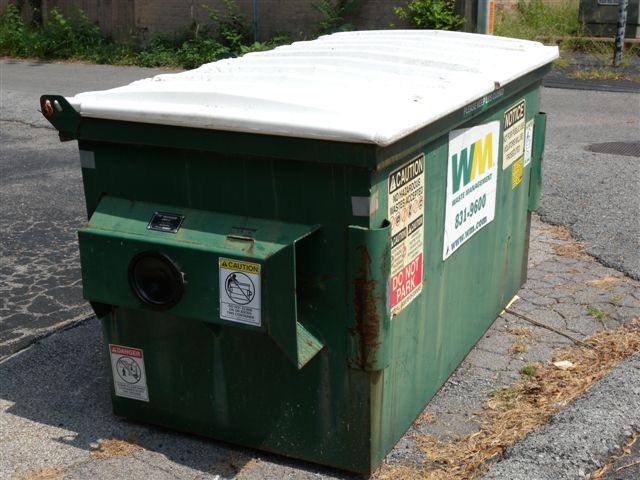 Contenitore di rifiuti industriale verde con coperchio bianco.