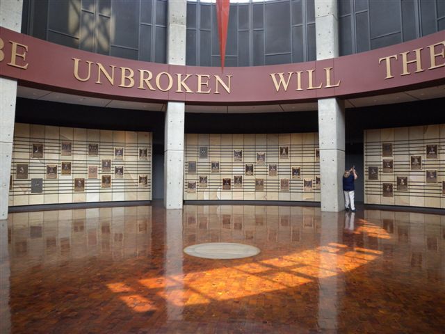 Interno moderno con pareti in legno e scritta 'Unbroken Will'.