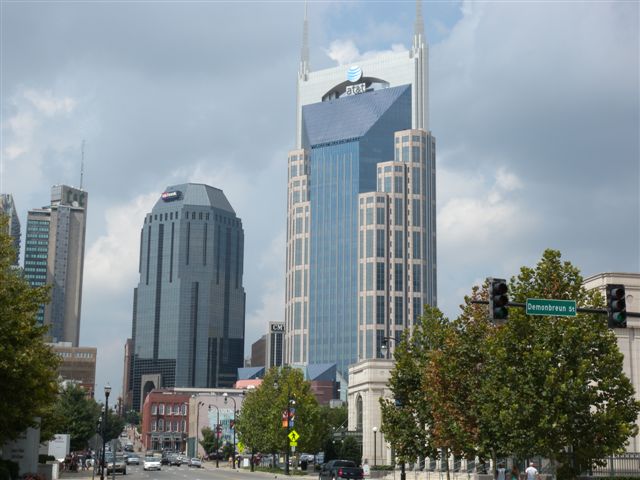 Vista della skyline di Nashville con grattacieli moderni.