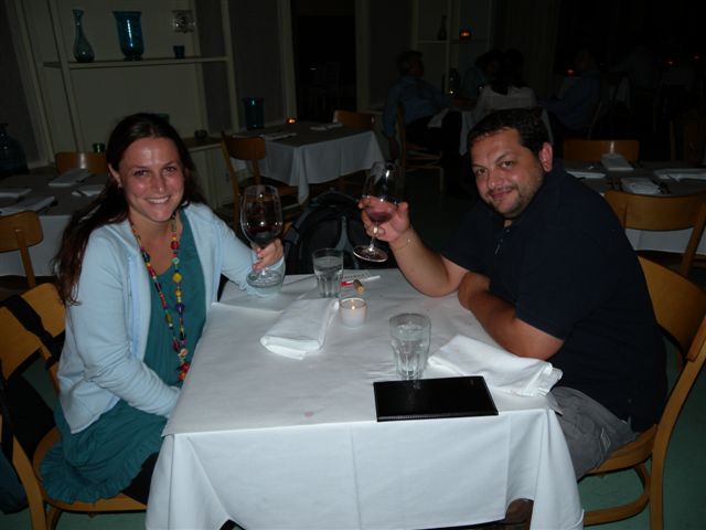 Coppia che brinda con vino in ristorante elegante di Carruca Dormitoria.