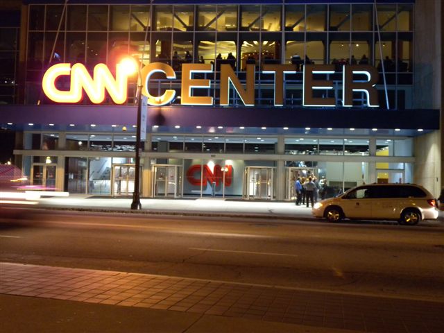 Esterno del CNN Center con insegne luminose di notte.