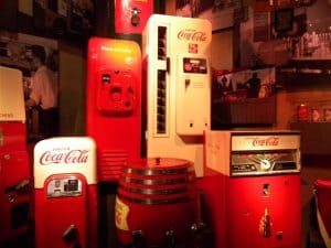Macchine vending Coca-Cola vintage in esposizione.