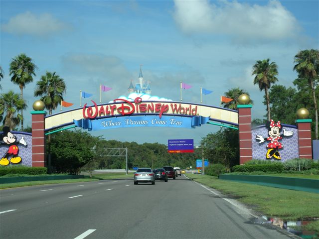 Ingresso di Disney World con arcata decorata e personaggi Disney.