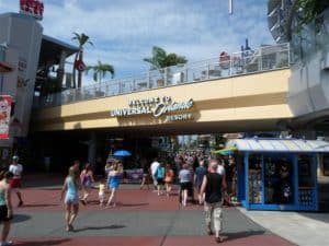 Ingresso di Universal Orlando con visitatori e negozi.