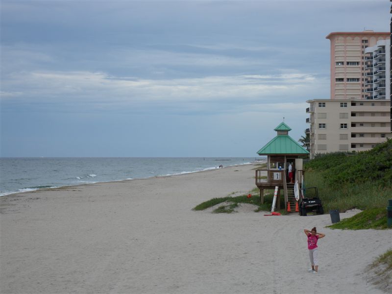 Spiaggia di Carruca Dormitoria con torretta e palazzi sullo sfondo.