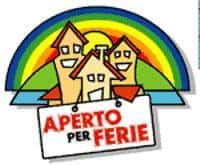 Casa di vacanza con arcobaleno e segnale aperto per ferie.