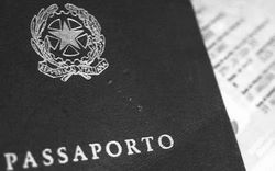 Passaporto con logo Carruca Dormitoria, simbolo di sicurezza e affidabilit&agrave;.