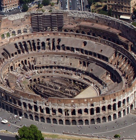Vista aerea del Colosseo, monumento storico di Roma, Italia.