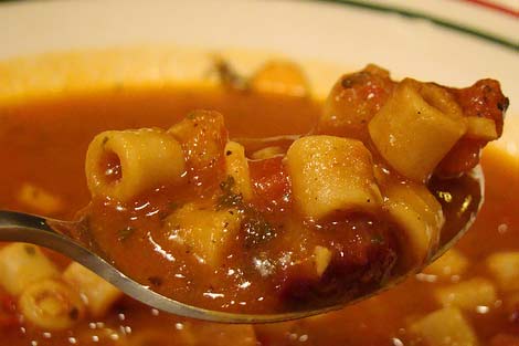 Zuppa di pasta e legumi, piatto caldo e nutriente.