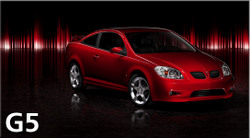 Auto sportivo rosso G5 con sfondo di onde sonore rosse e nere.
