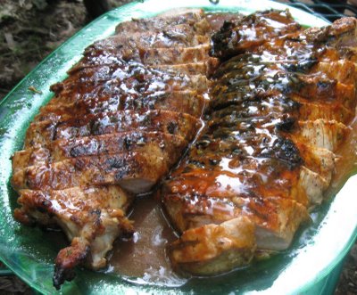 Costine di maiale alla griglia con salsa barbecue.