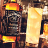 Cocktail con whisky e ghiaccio in un bar elegante.