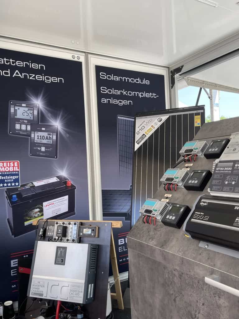 Moduli solari, regolatori e inverter allo stand Büttner Elektronik di Abenteuer & Allrad