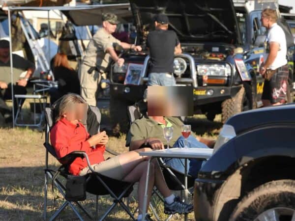 Camperisti seduti tra i mezzi in Camp Area