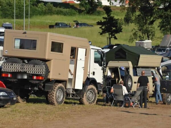 Camion da spedizione e campo attrezzato in Camp Area