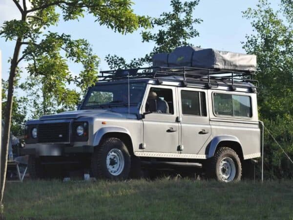 Land Rover Defender con portapacchi carico in Camp Area