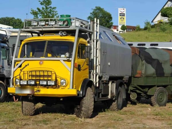 Camion da spedizione giallo con cellula in Camp Area