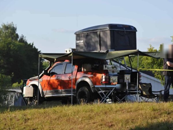 Pick-up con tenda da tetto rigida Autohome AirTop e verande in Camp Area